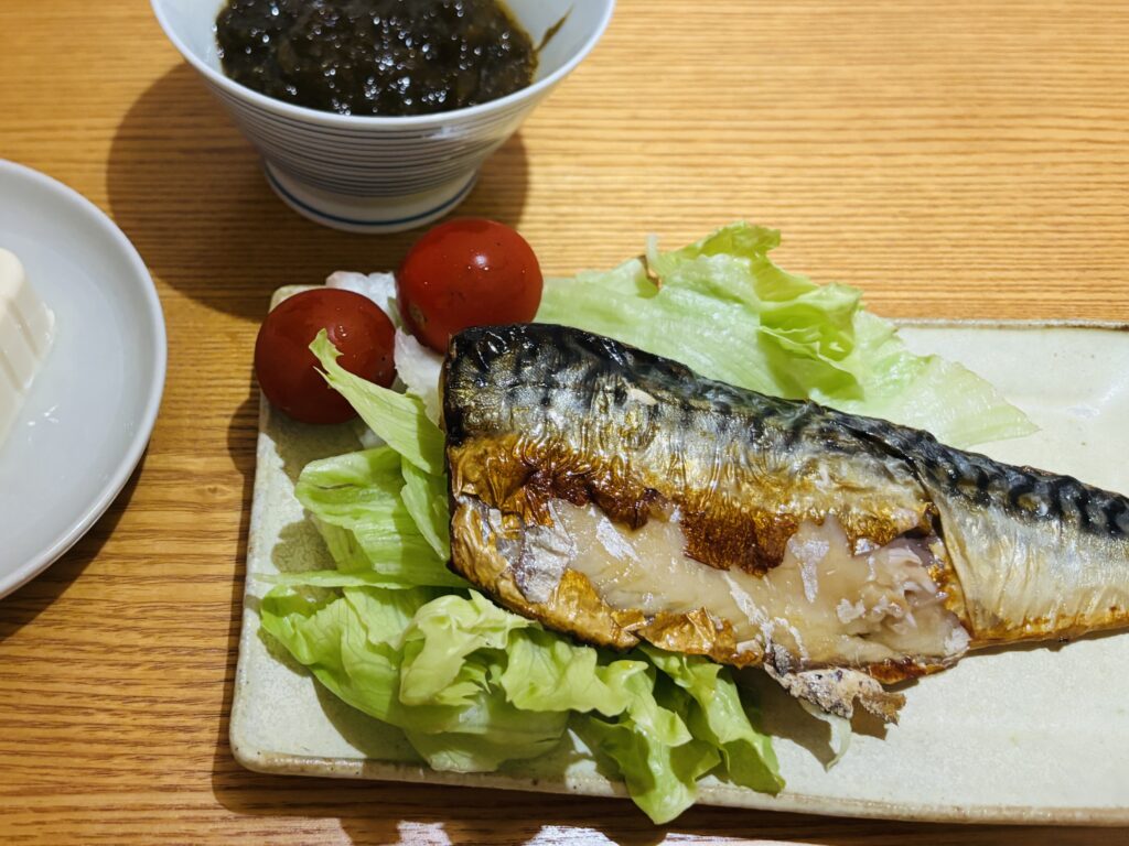 焼いた骨取りさばの夕食