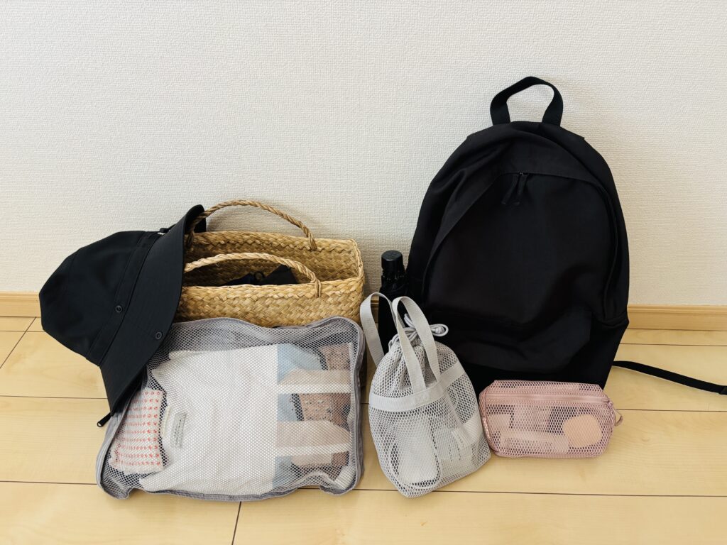 旅行の荷物と無印良品の立体メッシュ持ち手付き巾着