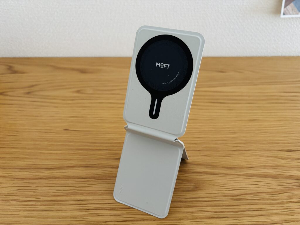 MOFTスマホスタンドを立てた様子