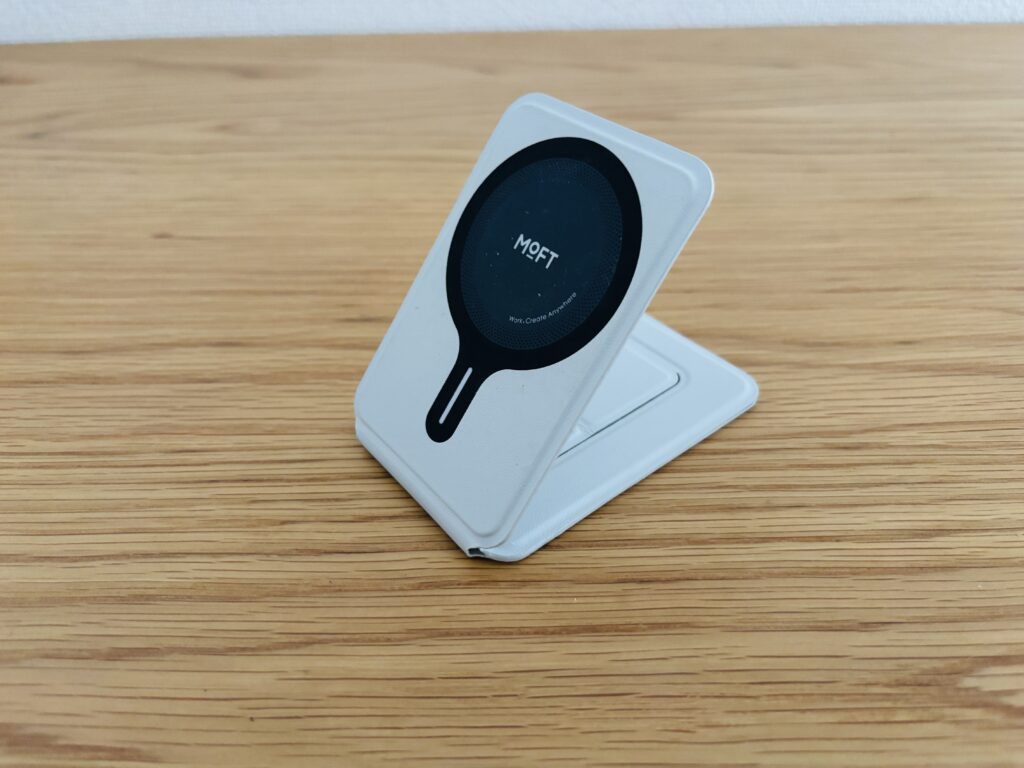 角度を変えたMOFTスマホスタンド