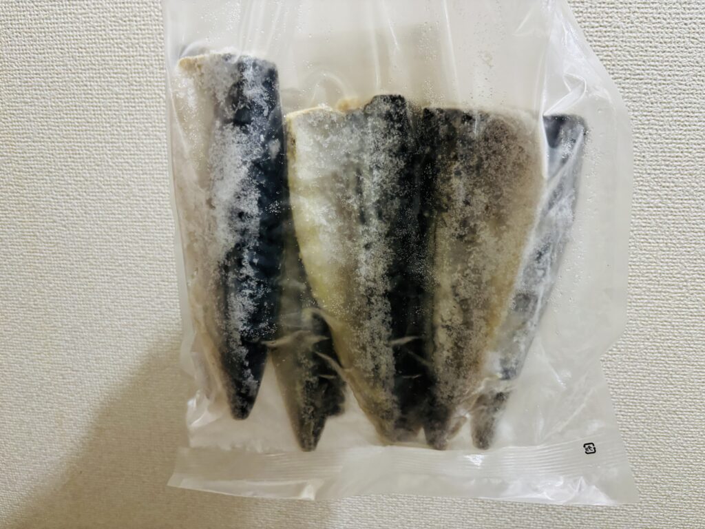 袋に入った冷凍の骨取りさば