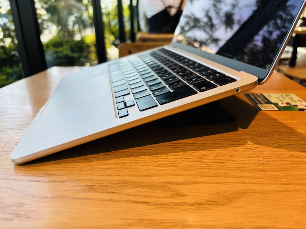 MOFTノートPCスタンドで15°に傾けたノートパソコン