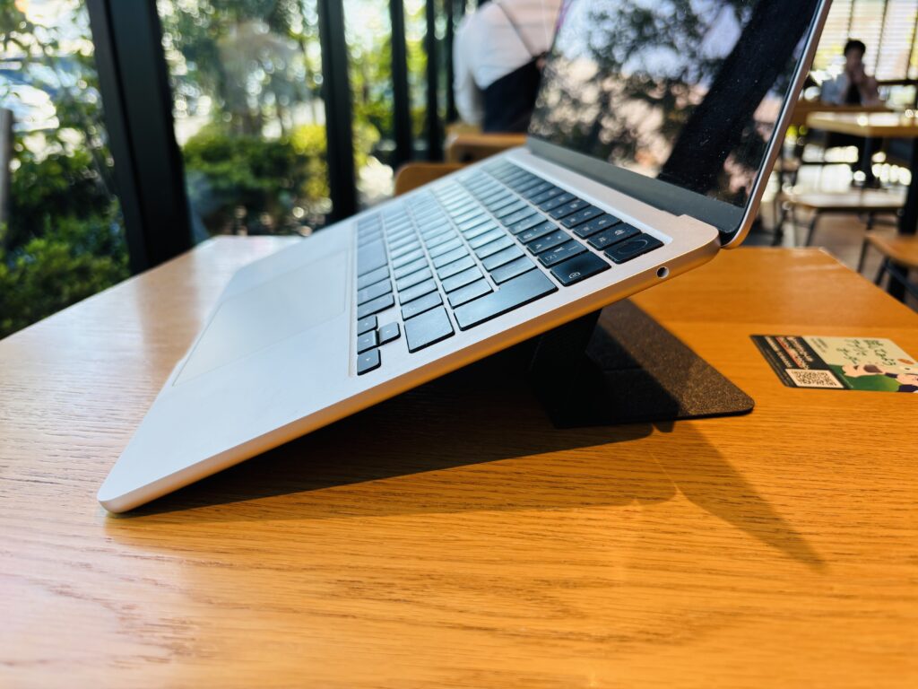 MOFTノートPCスタンドで25°に傾けたノートパソコン